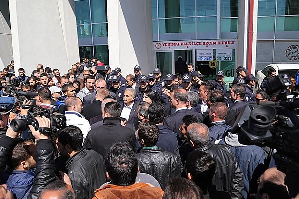 CHP&#039;liler oy sayım merkezlerinin önünde toplandı