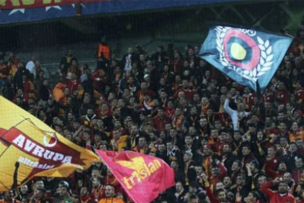 Galatasaray taraftarı maçın durmasına sebep oldu