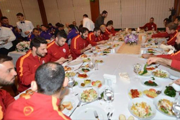 Galatasaray'da derbi öncesi moral yemeği