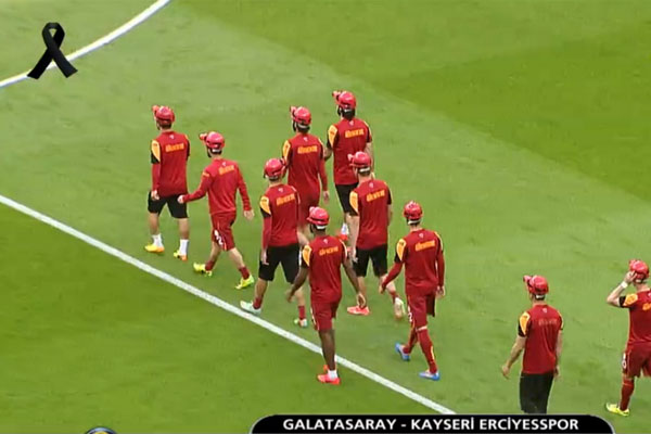 Galatasaray sahaya Soma için baretlerle çıktı