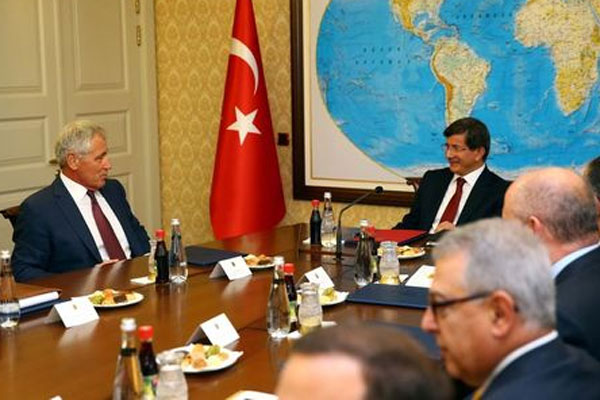 Başbakan Davutoğlu ABD Savunma Bakanı Hagel'i kabul etti