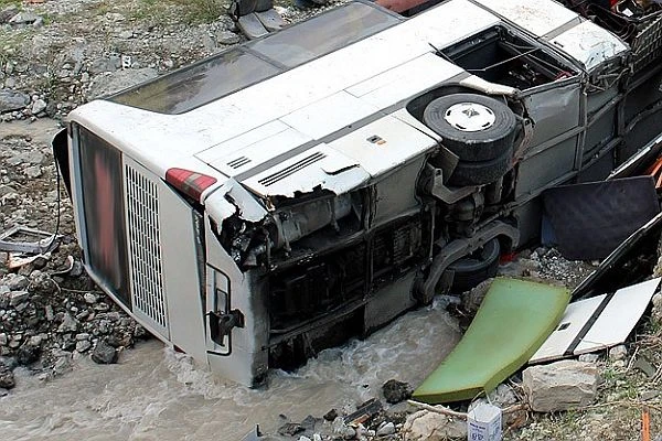 Haiti'de yolcu otobüsü uçuruma yuvarlandı, 17 ölü