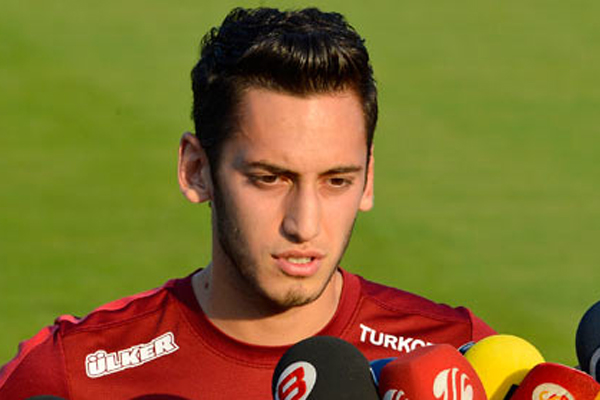 Hakan Çalhanoğlu 'silah çekme' olayı için yeni bir açıklama yaptı