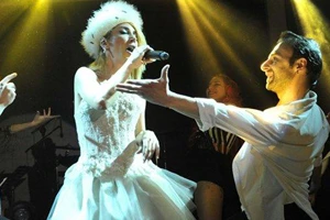 Hande Yener sahneye gelinlikle çıktı