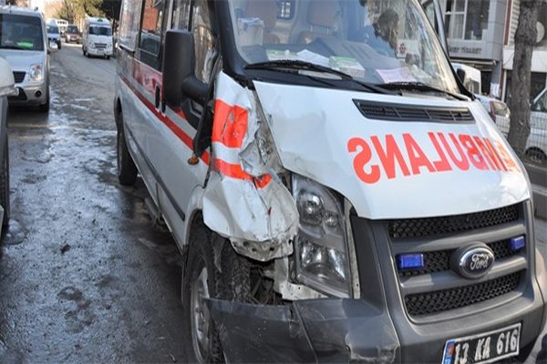 Hasta almaya giden ambulans kaza yaptı