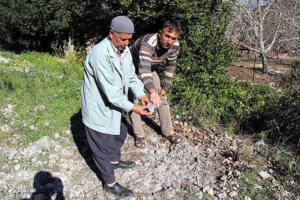 Hatay'ın Yayladağı ilçesi kırsalına roket ve havan mermisi düştü