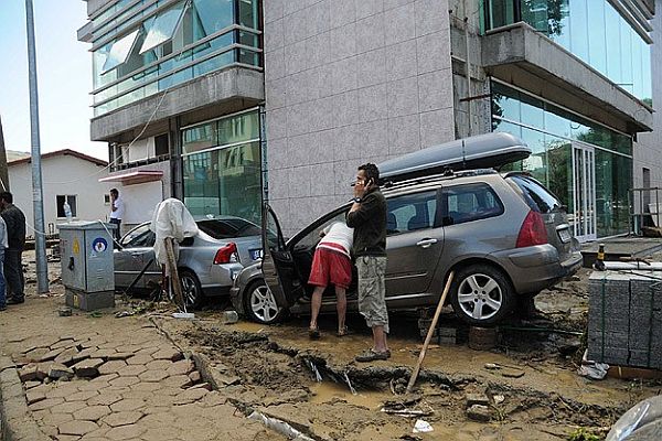 Gökçeada&#039;da kuvvetli yağış hayatı felç etti