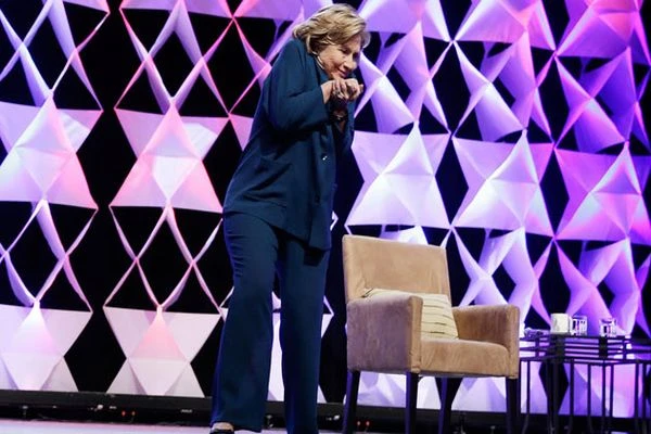 Hillary Clinton'a ayakkabı fırlatıldı