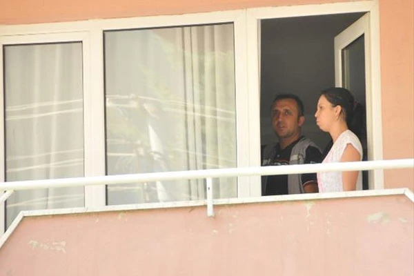 Küçük kızı koli bandıyla bağlayıp hırsızlık yaptı