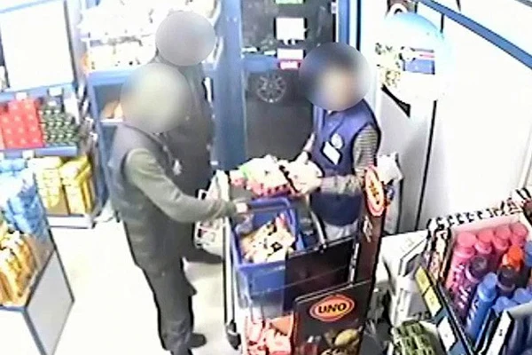 Kasadaki parayı az bulan hırsızlar, markette satış yaptı