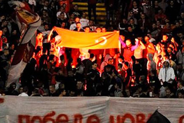 Türk bayrağını yakıp Fenerbahçe&#039;yi hedef aldılar