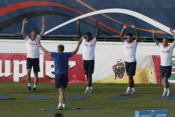 Hollandalı futbolcular kaldıkları oteli boşalttı