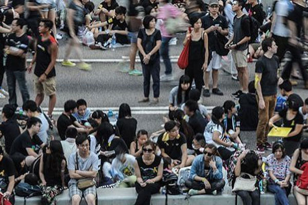 30 bin Hong Konglu sokaklara döküldü