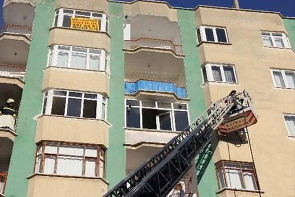 İcra memurunu gördü, evi ateşe verdi