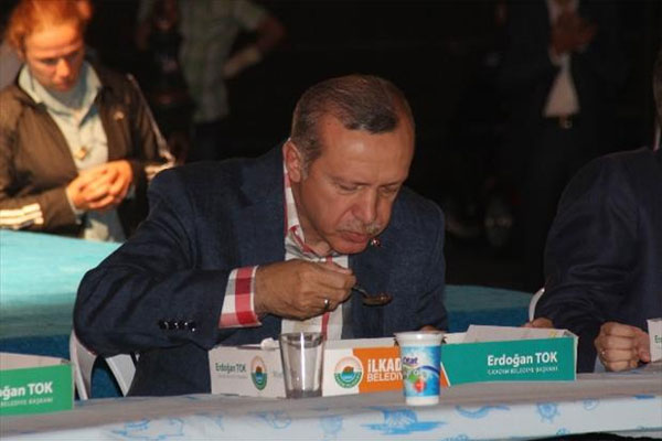 Başbakan Erdoğan 30 bin kişiyle iftar açtı