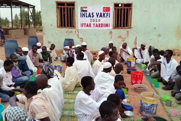 İhlas Vakfı'ndan Sudanlı Müslümanlara iftar