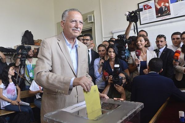 Cumhurbaşkanı adayı Ekmeleddin İhsanoğlu, oyunu kullandı