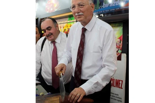 Ekmeleddin İhsanoğlu pastırma doğradı