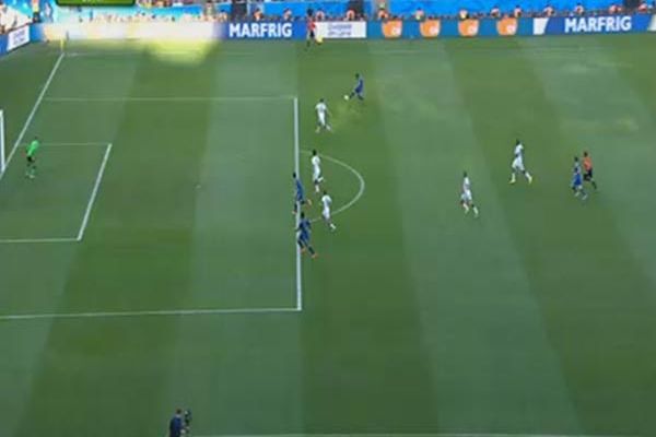 İlk gol bayrağa takıldı!