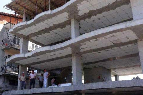 3. kattan düşen işçi hayatını kaybetti