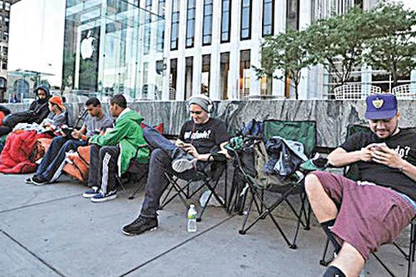 iPhone 6 çılgınlığı! 5 gün burada bekleyecekler