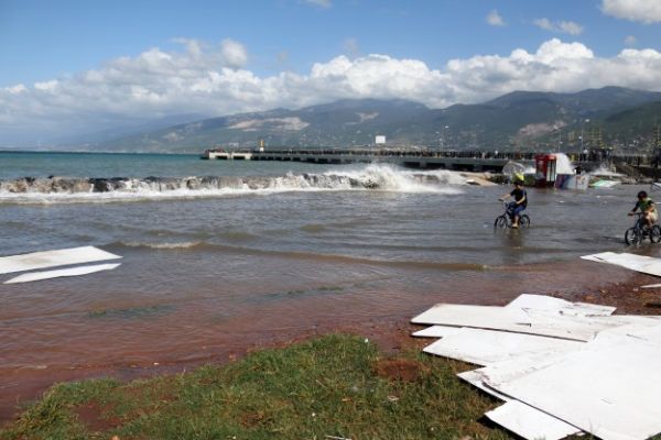 İskenderun&#039;da deniz taştı