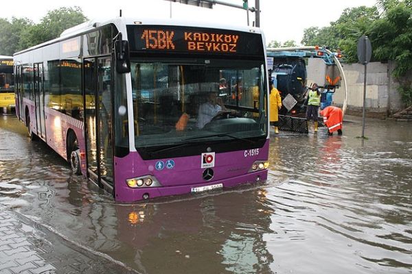 İstanbul&#039;da sağanak yağış, E-5&#039;i göle çevirdi