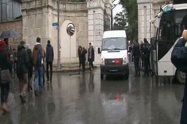 İstanbul Üniversitesi&#039;nde kavga, 7 yaralı, 12 gözaltı