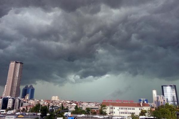 Beklenen yağmur geldi! İstanbul karanlığa gömüldü