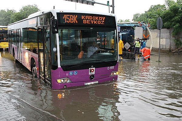 İstanbul&#039;da şiddetli yağış etkili oldu