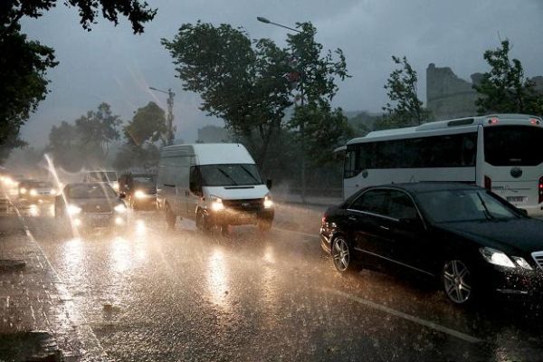 İstanbul'da sağanak yağış etkili oldu