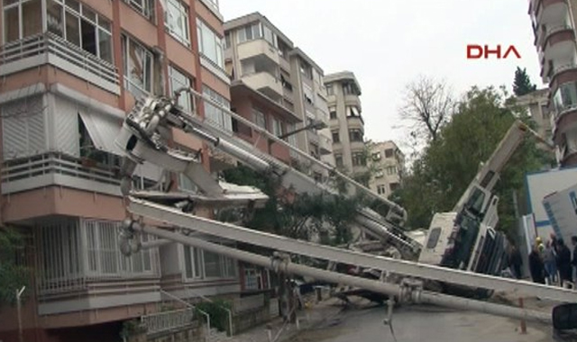 İstanbul&#039;da bir binanın üzerine vinç devrildi