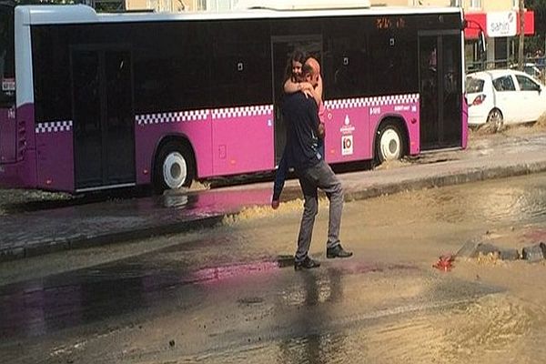 İstanbul&#039;da yollar göle döndü, işte sebebi