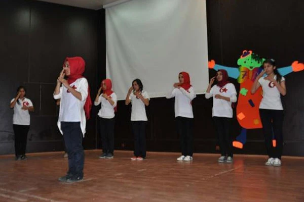 İstiklal Marşı'nı işaret diliyle okudular