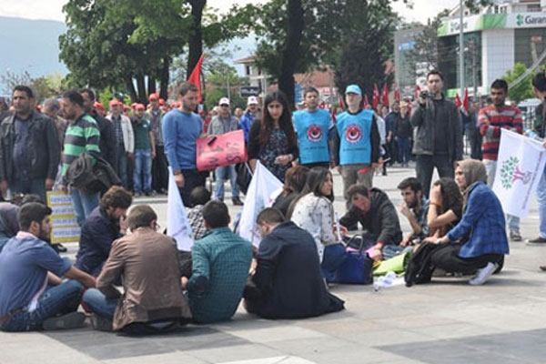 İstiklal Marşı okunurken ayağa kalmadılar, ortalık karıştı