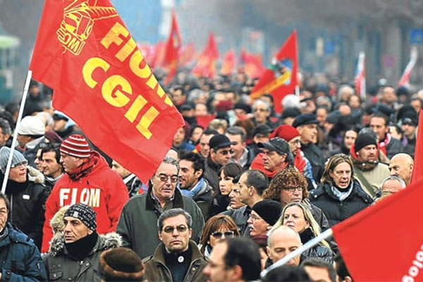 İtalya&#039;da vatandaşlar hükümeti protesto için meydanlara indi