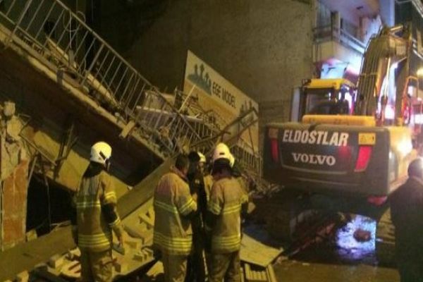 Akşam saatlerinde İzmir&#039;de 3 katlı bina çöktü
