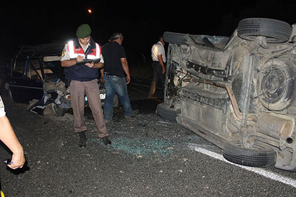 İzmir&#039;de kaza, 1 ölü, 4 yaralı