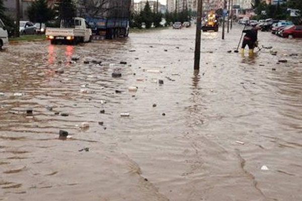 İzmir&#039;de sokaklar göle döndü