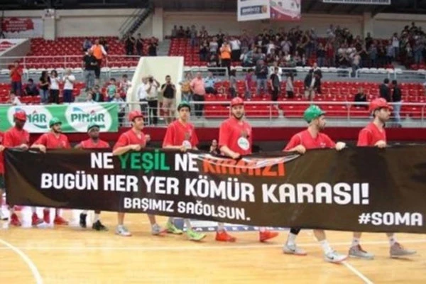 Karşıyaka Efes maçınca Soma için 'heryer kömür karası' pankartı
