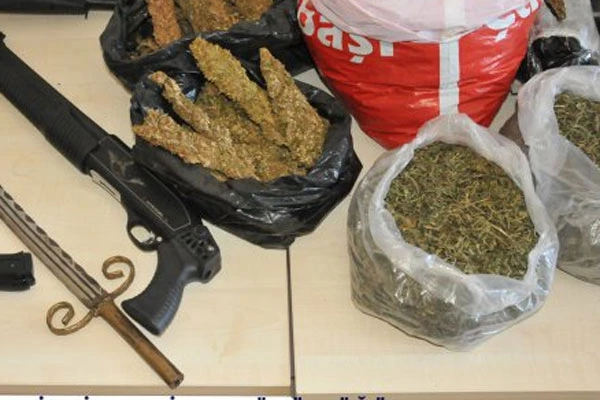 İzmir'de operasyon, 12 gözaltı