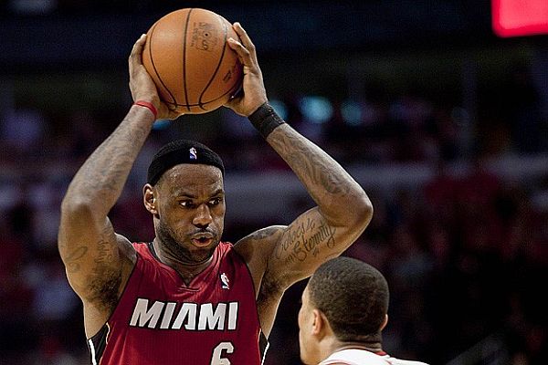 Miami Heat, LeBron James sırtladı