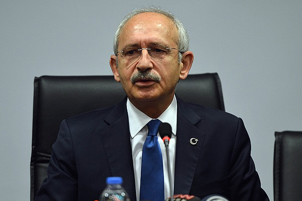 Kemal Kılıçdaroğlu&#039;na ayakkabı fırlatıldı