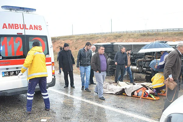 Yolcu otobüsü şarampole devrildi, 32 yaralı