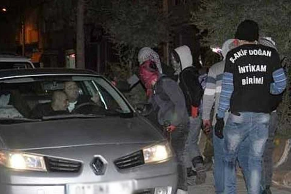 Yol kesen PKK'lıların kıyafeti dikkat çekti