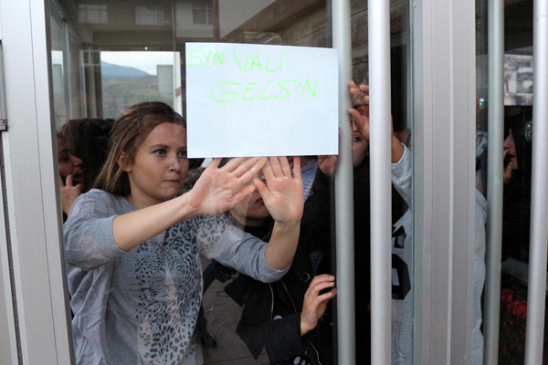 Kızlar yurdunda kalan öğrenciler o kararı protesto etti