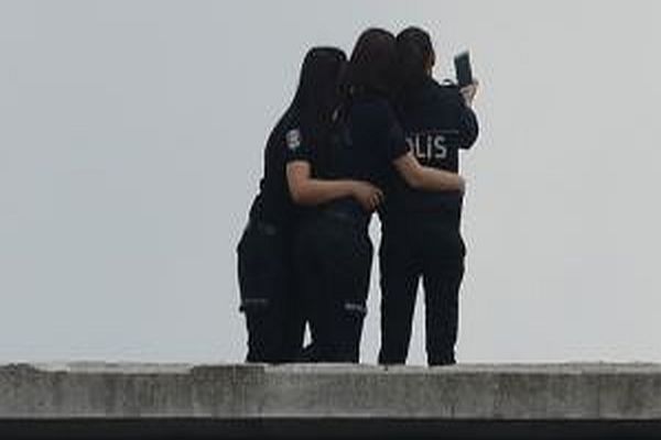 Kadın çevik kuvvet polislerinden Taksim selfiesi