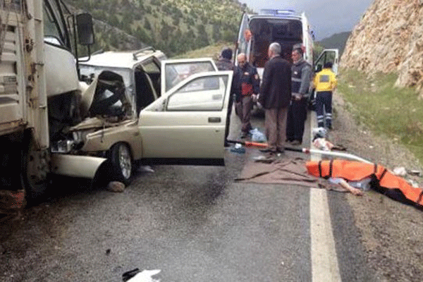 Kahramanmaraş&#039;ta kamyonla otomobil çarpıştı, 3 ölü