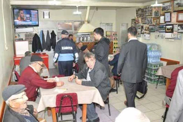 Kahvelerde tek şeker ve 2 yerel gazete bulunacak