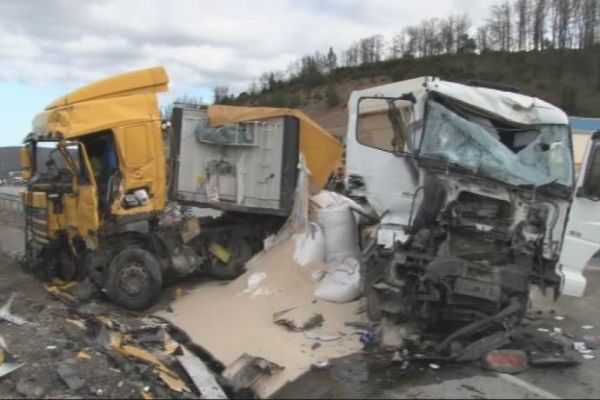 İstanbul&#039;da feci kaza, 1 ölü 2 yaralı